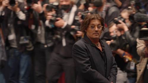Johnny Depp si odnáší mikrofon v kapse